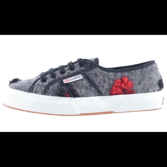 Superga Size 6 Ladies Microfleece Flower shoes NWT - Picture 2 of 6